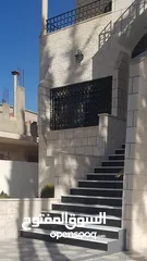  6 منزل (فيلا) مستقلة استثنائية بموقع مميز مكونة من ثلاث طوابق للبيع بسعر مغري