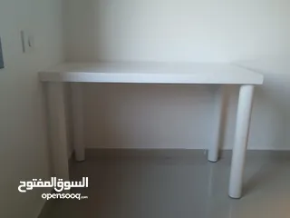  1 طاولة مفصلة جاهزة لون ابيض مطفي