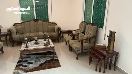  5 طقم كنبايات 7 مقاعد مع بوفيه خشبي أنيق مع طقم طاولات، 3 برادي، ثريتين، سجادة.