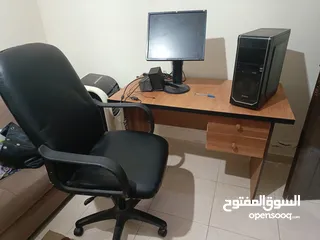  4 كرسي جلد لون اسود ومكتب للبيع