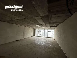  1 مكتب في وسط شارع ركب مساحته 98 متر مربع للبيع مطل على الشارع الرئيسي
