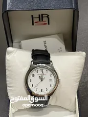  8 ساعة جلد سوداء أنيقة بتصميم كلاسيكي عصري، تجمع بين الفخامة والبساطة لتكمل أناقتك راقيه وحلوة جميلةة