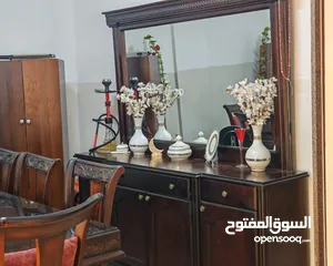  4 طاولة سفره مع بيرو بحاله ممتازه في اربد.
