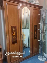 4 غرفة نوم سريرين وخزانة وتسريحه وكومودينة