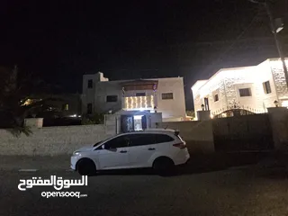  5 بيت حجر  طابقين مستقل للبيع في أريحا-حي كتف الواد ع مساحة 460 متر للأرض