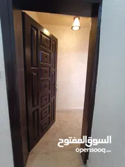  1 شقة للايجار مناسبة للعرسان والعائلات مجددة بالكامل في منطقة قريبة على كافة الخدمات وعمارة عائلية