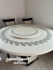  1 طاولة مع الكراسي