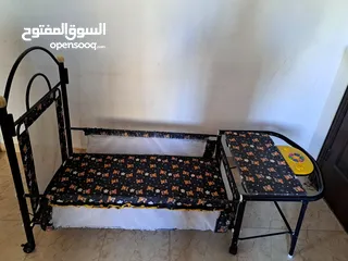  1 سرير طفل ب15دينار مع مقعد تغيير مع موسيقى