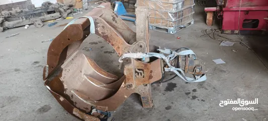  1 كماشة طوب  او حجر