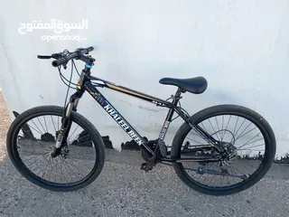  1 دراجة هوائية للبيع بحالة ممتازة استخدام قليل
