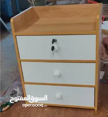  2 كومدينا خشل أنيقة وعملية 3 جوارات ودرج علوي فيه قفل عشان تحفظ أغراضك الخاصة بأمان  تصميم مرتب للبيت