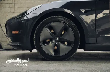  9 Tesla model 3 midrange 2019  (داخلية بيضاء)