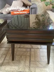  4 طاولات خشب ثقيل مع قزاز للبيع