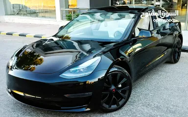  27 تيسلا 2023 model 3 فحص كامل اوتوسكور لون اسود ملوكي داخلي ابيض بحالة الوكالة بسعر لقطة ومحروووق