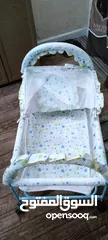  7 تخت اطفال حديث ولادة بيبي متحرك مع عجلات وناموسية  نظيف جدا للبيع