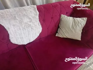  4 طقم كنب شبه جديد استعمال بسيط +طقم طاولات مجانا مع الكنب