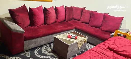  9 للبيع بداعي السفر طقم كورنر مستعمل بحالة الجديد  خشب تنجيد فخم خمري وسلفر مع  طاولة وسط تصميم راقي