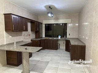  4 شقة طابقية طابق اول 3 غرف نوم 3 صالات 3 حمامات نظيفة جداً البناء 5 سنوات  الحي الشرقي قرب حديقة تونس