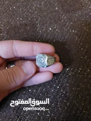  2 خاتم فضة وزن 14 قرام 5 دنانير بحاجة تلميع بوخذو عليه دينار