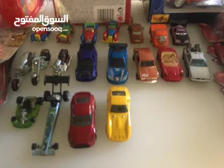  3 سيارات ألعاب صغيرة وكبيرة ومعدنية للهواة للبيع كمجموعة كاملة أو مفرق لكن السعر بيختلف كثير...