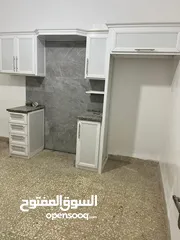  11 شقة ارضية فارغه في منطقة الشميساني بالقرب من مستشفى التخصصي