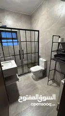  20 من المالك مباشرة  ديلوكس مشطبة جديد اول ساكن ثلاث غرف واحدة ماستر + حمامين كاملين و نصف حمام للضيوف.