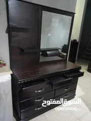  7 تسريحة مع مرآة حجم كبير تفصيل خشب لاتية18 مقشط زان قشرة بلوط بحالة ممتازة جدا / يوجد فيها أدراج مخفي