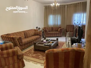  1 شقة مفروشة ارضية جبل طارق قرب الخدمات موقع مميز