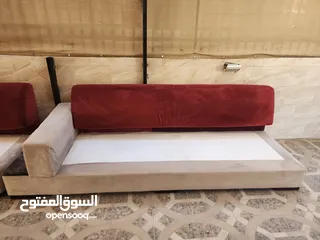  4 طقم كنب جلوس نوع زاوية  يكون من قطعتين بلونين خمري وبيج
