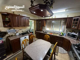  8 مطبخ خشب بلوط صولد بحاله جديده مساحة المطبخ 4×5 لون بني
