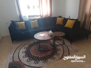  1 صالون حالة ممتازة مع طاولتين