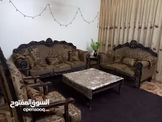  1 مستعمل طقم كنب مستعمل للبيع بسعر طري يتكون من سبع مقاعد  و ثلاث طاولات مع البرادي