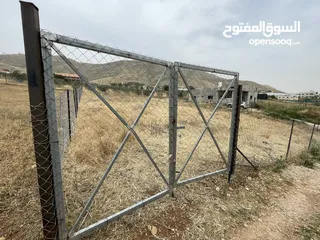  5 ارض أ طابو وسط الخدمات اول النصارية من جهة نابلس بالقرب من الشارع الرئيسي والبيع من المالك مباشرة