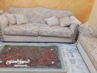  2 طقم كنب من 7 مقاعد وبفتين وطاوله وسط
