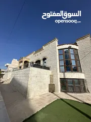  3 فيلا للإيجار/ للبيع بإطلالة جميلة جدا Villa for rent/sale with beautiful views and amenities!