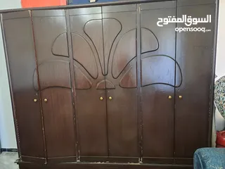  1 خزانه مستعمله للبيع خشب ممتاز بحاله جيده السبب لعدم وجود مكان في المنزل