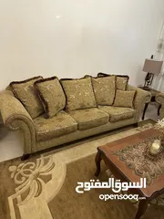  3 طقم كنب 7 مقاعد بحالة ممتازة مع طاولة وسط و جانبيتين خشب و 3 ثريات