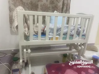  1 سرير نوم هزاز للطفل