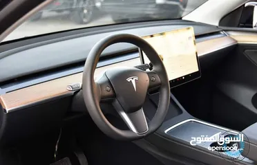  9 Tesla لون اسود من الداخل اسود 2022