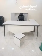  3 مكاتب مميزة  ارجل معدنية