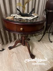  4 طاوله  من ميداس خشب زان مع قشره بلوط  قحوط خفيفه بحاله جيده خشب  ثقيل يوجد فيها  باب سحب  مع زجاج