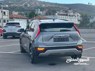  4 كايا نيرو  هايبرد (بنزين+كهرباء ) فل الفل  فتحة سقف  لون مميز اضافات مميزة /2022 جناح اسود