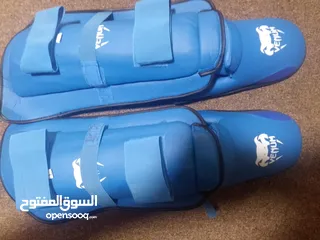  2 واقيات  رجلين فينوم فرنسي في حال الجديد استعمال واحد  لرياضة الكاراتية