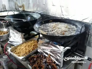  4 عدة مطعم فلافل للبيع رماية فلافل ومطحنة حمص وواجهة عرض مع صوانيها وغازات