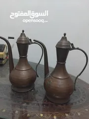  25 تحف ونحاسيات