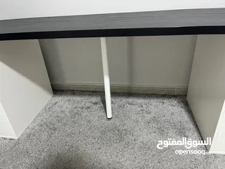  7 مكتب للدراسة والشغل ايكيا باللون الاسود والابيض كبير