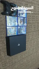  1 بلايستيشن 4 برو 4K بحاله الوكاله مع 5سيديات للبيع