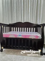  1 سرير اطفال مع فرشة بحالة جيدة استعمال خفيف