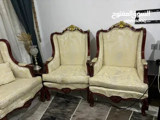  5 كنب و كراسي + فترينه+ طاوله زجاج بحاله نظيفه جدا