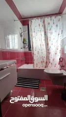  5 شقة أرضية بحالة شبه جديدة للبيع مع مساحة خارجية كبيرة